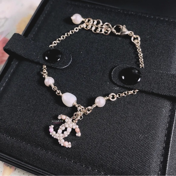 NIB Chanel Pearl CC Bracelet - Picture 3 of 11